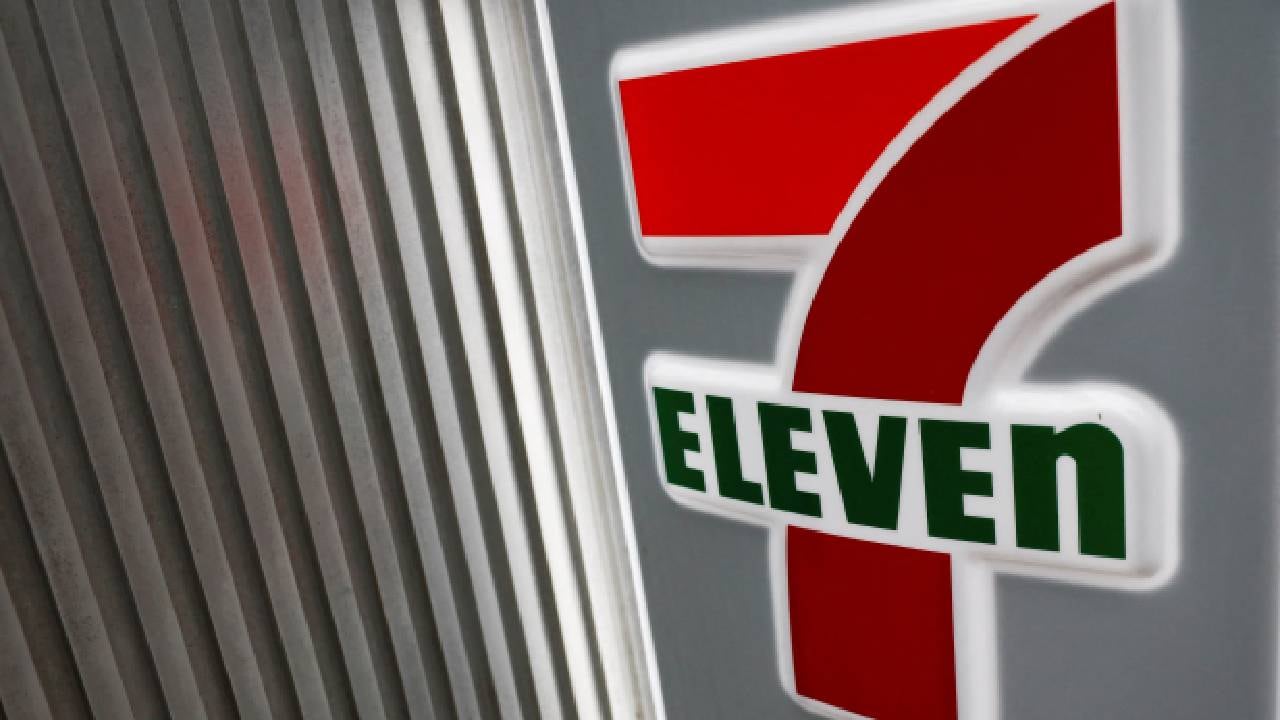 Los principales motivos del recorte incluyen descenso de clientes en tiendas tradicionales, baja rentabilidad y cambios en las tendencias de consumo hacia alimentos frescos. (Reuters)