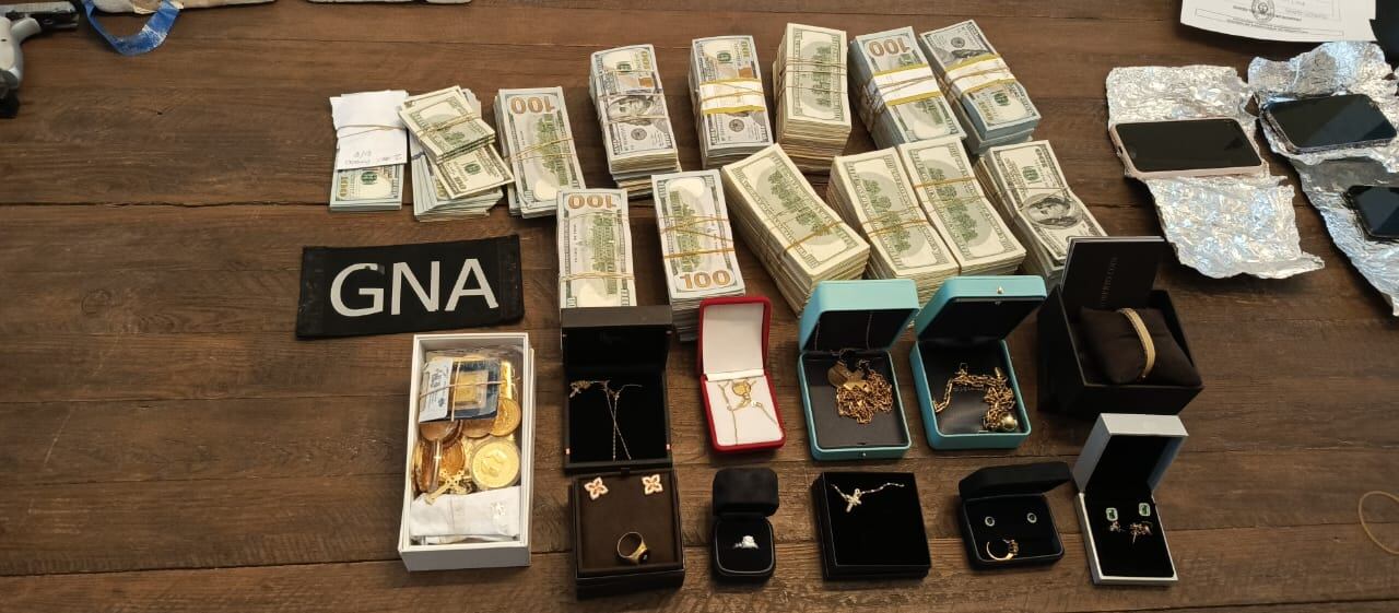 El dinero y el oro secuestrado por Gendarmería