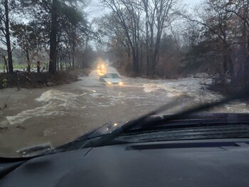Un residente falleció tras quedar su vehículo atrapado en una zona inundada cerca de una autopista. (Facebook: Distrito de Protección contra Incendios de Bismarck)