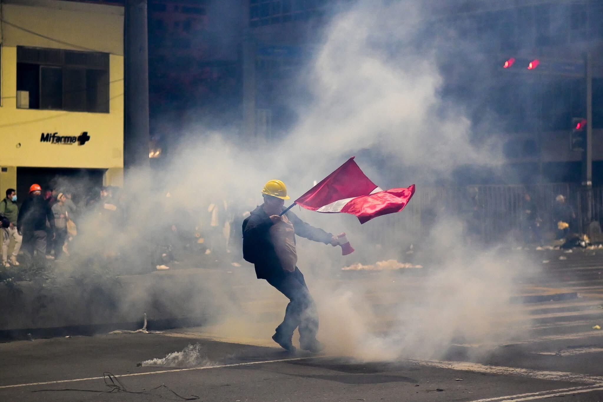 Hubo gases, perdigones, bombas incendiarias y un brigadista herido, mientras crece el rechazo al Gobierno y al Parlamento. (Piura en la Noticia)