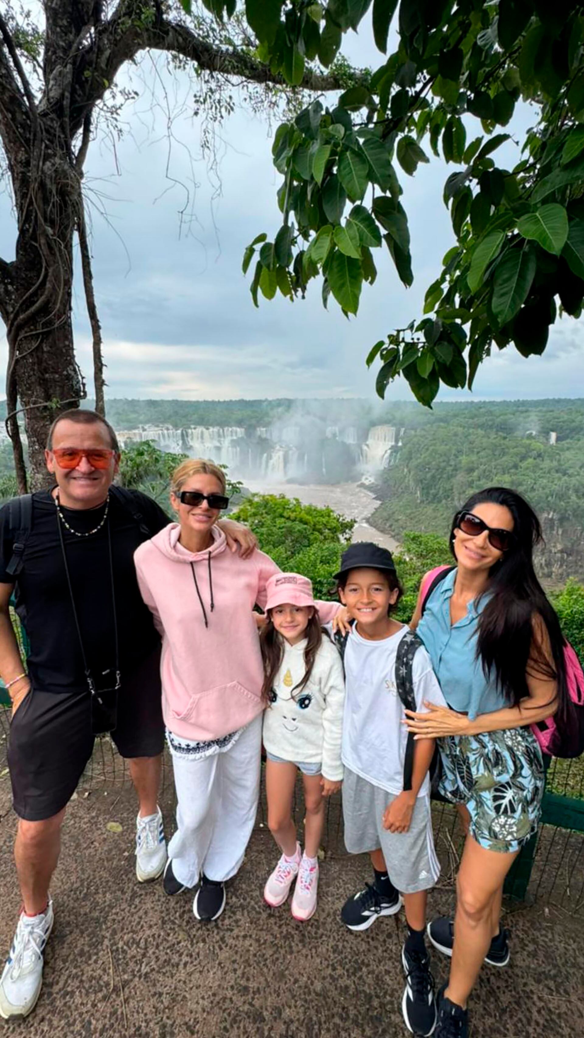 La foto antes de que los agarrara la tormenta en la pasarela