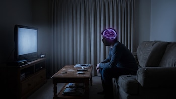 Esto le ocurre a tu cerebro cuando ves series hasta la madrugada, según neurocientíficos