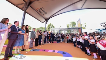 Cobertura médica universal para niñas y niños en escuelas de Jalisco. El programa Seguro Médico Al Estilo Jalisco beneficiará a 1,6 millones de estudiantes. Pablo Lemus Navarro anunció el decreto de protección médica infantil. Afiliación automática a la red de salud estatal para la infancia jalisciense. Autoridades estatales y municipales presentes en la firma del decreto. (Cortesía Gobierno de Jalisco)