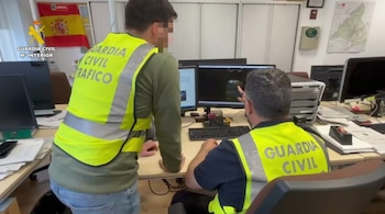 Los agentes revisan material. (Guardia Civil)