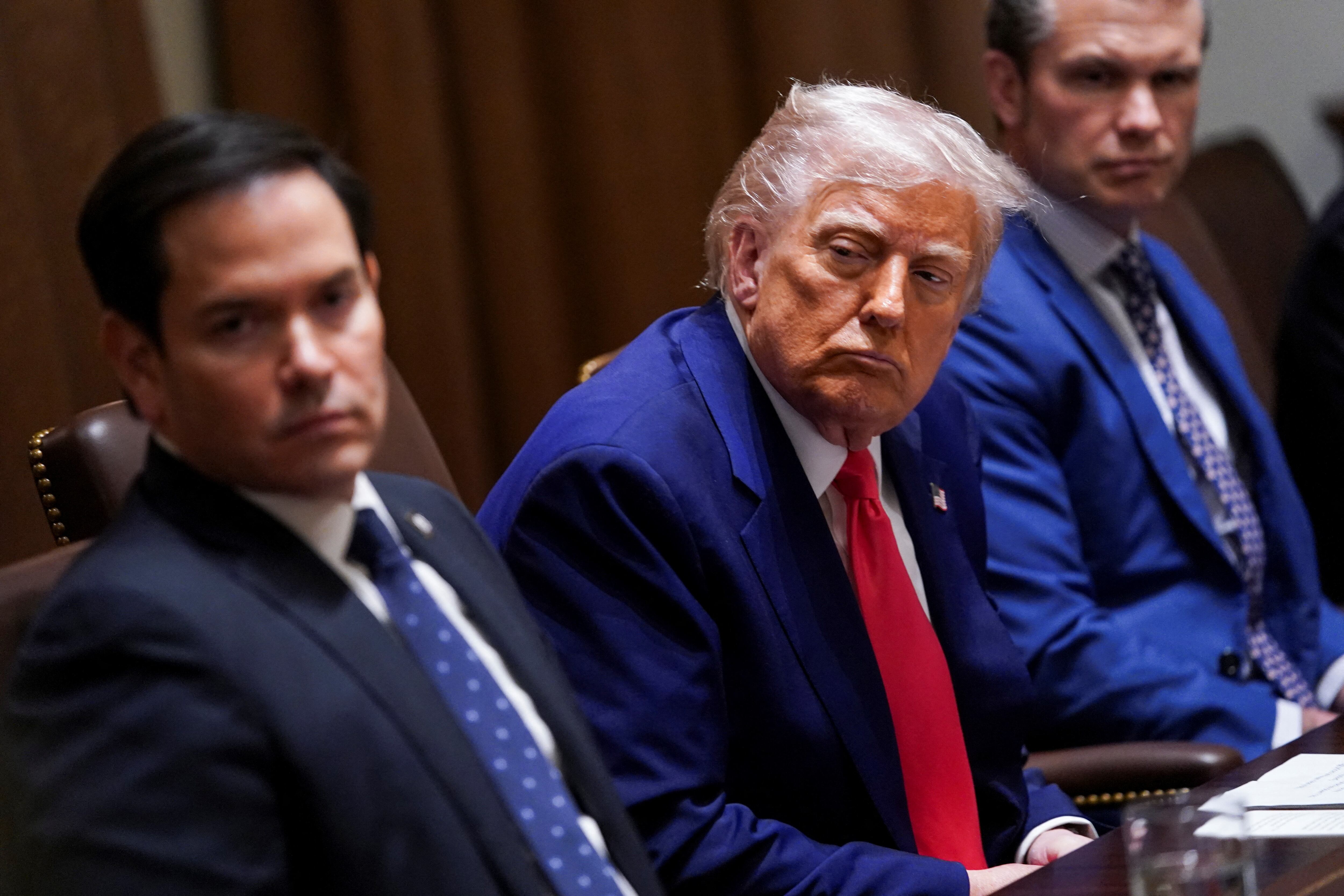 Donald Trump junto al secretario de Defensa, Pete Hegseth, y el secretario de Estado, Marco Rubio, durante una reunión de gabinete en la Casa Blanca, (Washington, Estados Unidos)