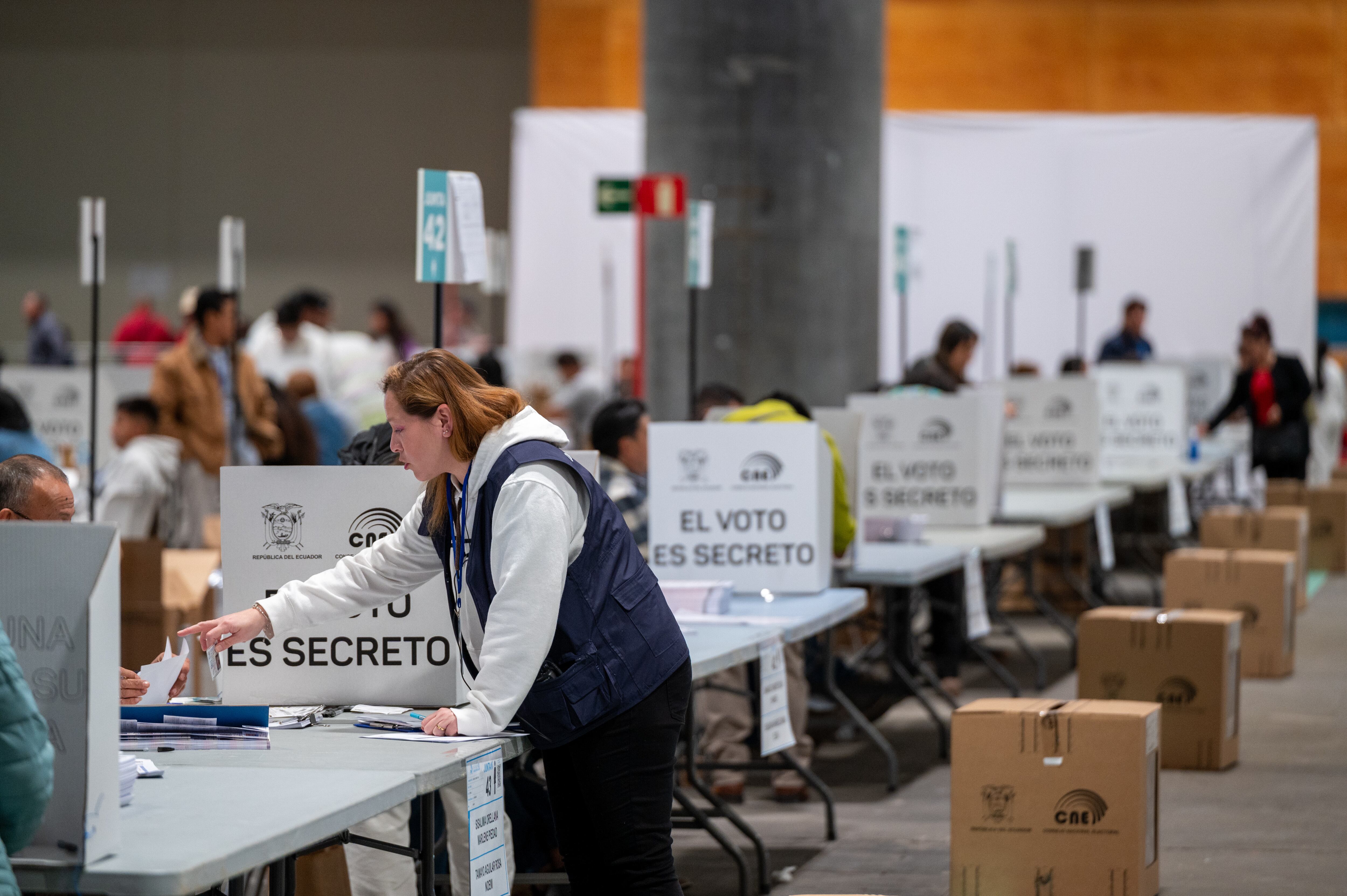 Fotografía de archivo en donde se ven ecuatorianos ejerciendo su derecho al voto. EFE/ Fernando Villar