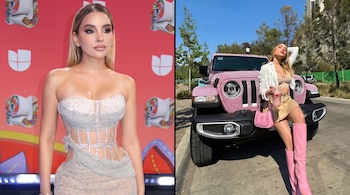 Brianda Deyanara usa vestido de fiesta en fondo rojo con logos. Se sienta en una camioneta Jeep rosa con glitter, lleva blusa, falda y botas rosas.