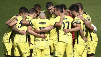 Dos jugadores del Wellington Phoenix