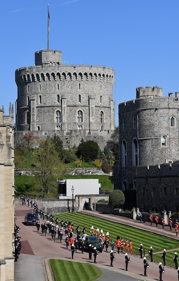 Todos los hijos de la Reina y el Duque de Cambridge llevaban la Garter Star, que representa la Orden de Garter, que es la orden de caballería más alta en el sistema de honores británico