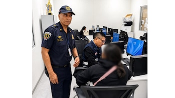 Agentes de la Superintendencia Nacional de Migraciones reforzaron los controles en el aeropuerto Jorge Chávez, donde frustraron el intento de salida de personas con documentos presuntamente adulterados.