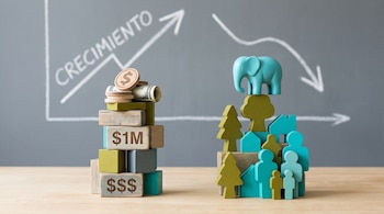 Pilas de bloques con dinero y figuras de árboles, casas, personas y un elefante frente a una pizarra con flechas.