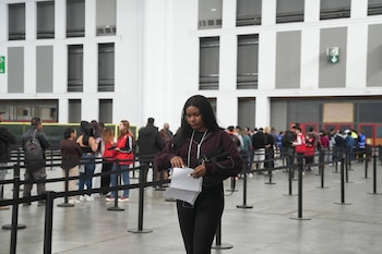 06/05/2026 Una mujer revisa sus papeles en el pabellón 2 del recinto de Montjuïc de Fira de Barcelona, a 6 de mayo de 2026, en Barcelona, Catalunya (España). El Ayuntamiento de Barcelona ha habilitado desde hoy el pabellón 2 del recinto Montjuïc de Fira de Barcelona para la "segunda fase" de la regularización extraordinaria de migrantes, en la que empezará a atender a los residentes en la ciudad que no estén empadronados, con el objetivo de agilizar la entrega de citas para acceder al volante de empadronamiento por parte de los residentes en Barcelona que no disponen de él.
ECONOMIA
David Zorrakino - Europa Press