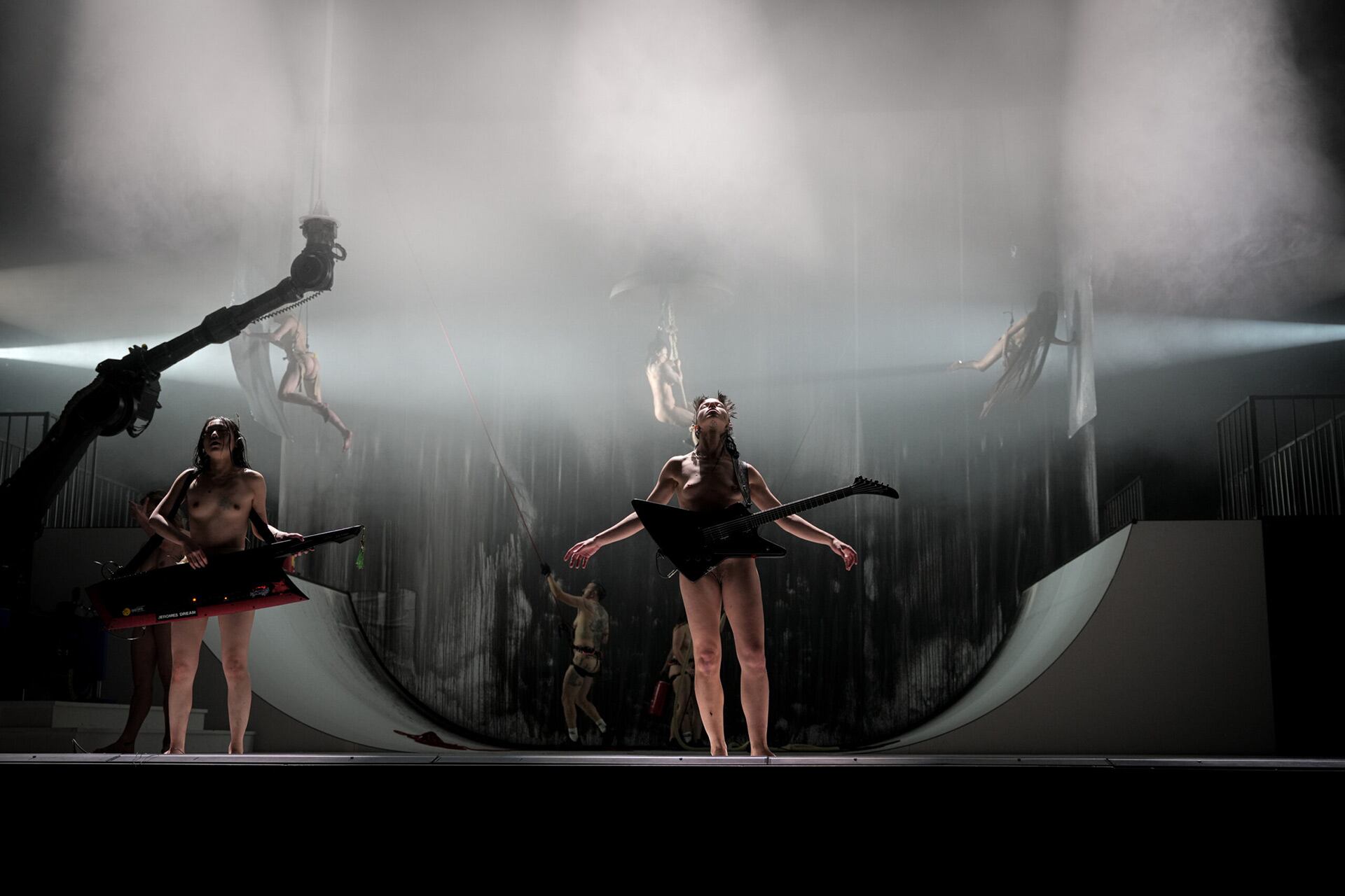 Sancta utiliza música litúrgica, pop y metal para abordar la liberación sexual y el poder femenino dentro de una comunidad religiosa