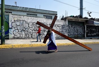 Pasión de Cristo en Iztapalapa podría realizarse sin asistentes por COVID-19: alcaldesa (Foto: Alfredo Estrella / AFP)