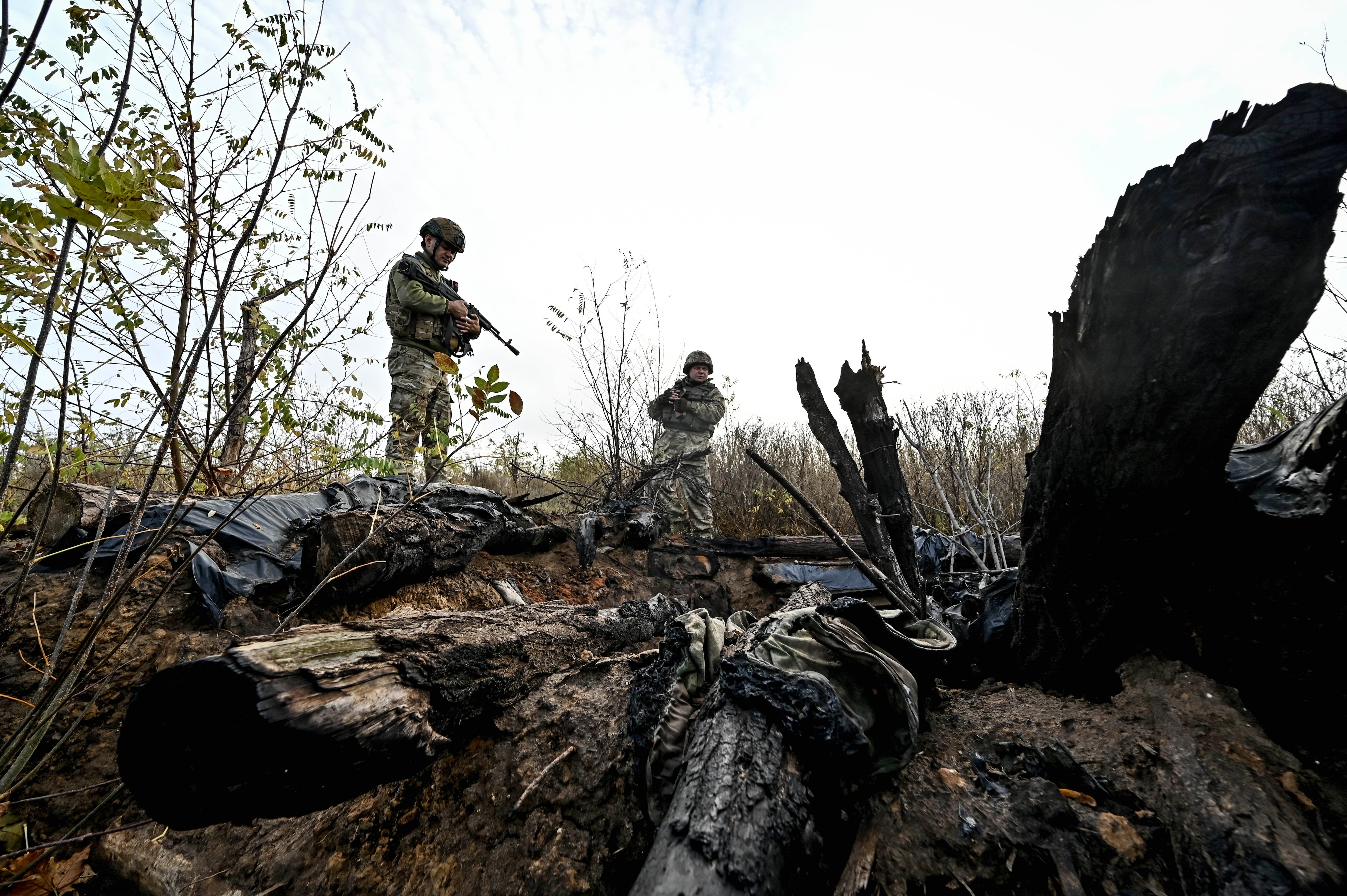 Soldados de la 65.ª Brigada Mecanizada son vistos en las posiciones rusas, conocidas como 'X', tomadas por la 65.ª Brigada Mecanizada, en la región de Zaporizhzhia, sureste de Ucrania (Europa Press)