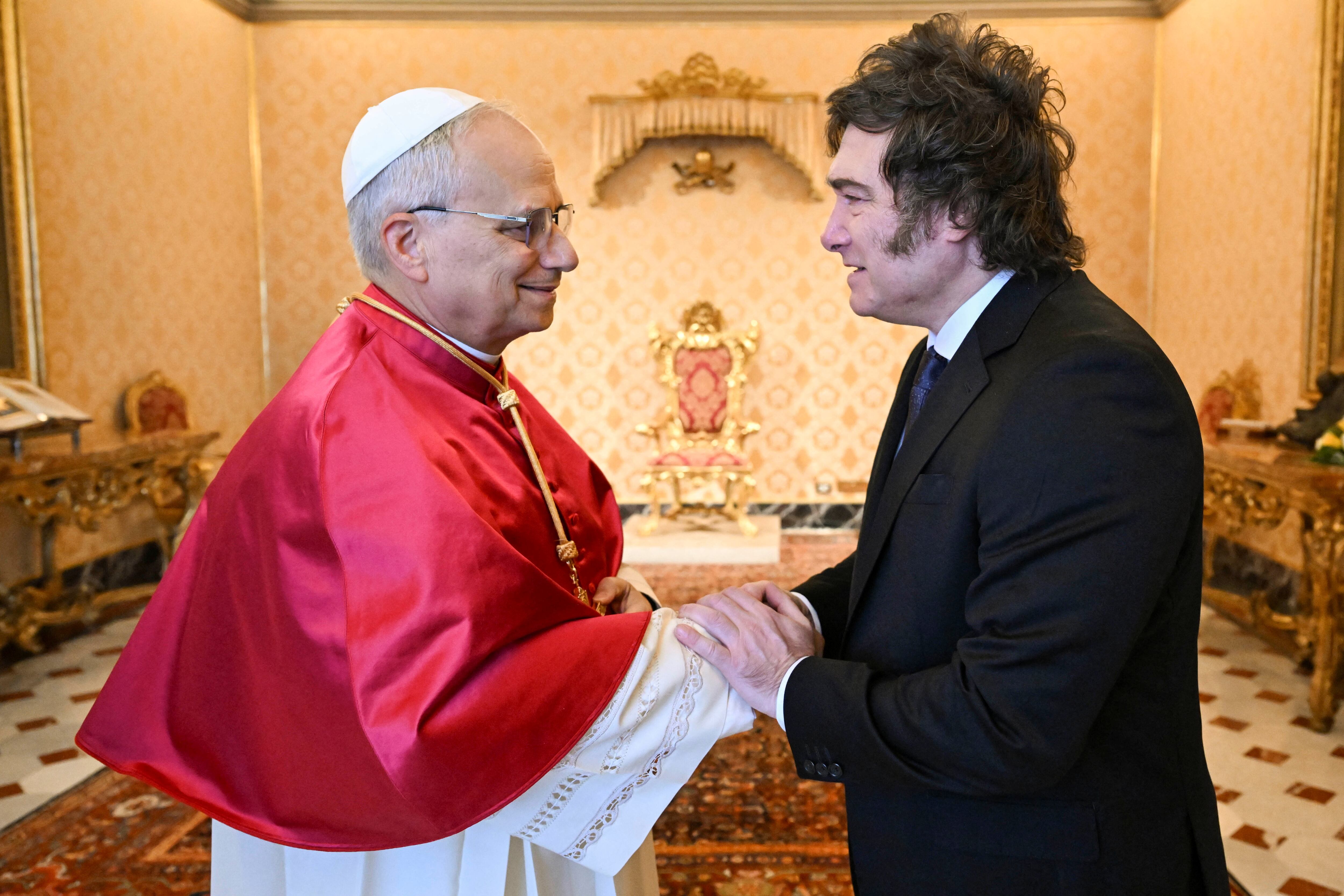 El presidente Javier Milei y el papa León XIV se estrechan la mano antes de su reunión privada en el Vaticano. (Reuters)