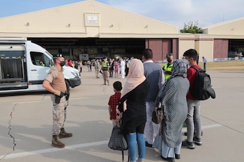 25-08-2021 Un total de 292 personas evacuadas desde Afganistán llegan a la Base Aérea de Torrejón, a 25 de agosto de 2021, en Torrejón de Ardoz, Madrid (España). La ministra de Defensa y el jefe de Estado Mayor de la Defensa (JEMAD), han recibido este avión la tarde de este miércoles. Los evacuados salieron esta madrugada de Kabul y llegaron a Dubái en dos A400M del Ejército del Aire. Posteriormente, fueron trasladados hasta un avión de Air Europa rumbo a la Base Aérea de Torrejón de Ardoz (Madrid), donde han aterrizado sobre las 18.00 horas.
POLITICA
Ministerio de Defensa