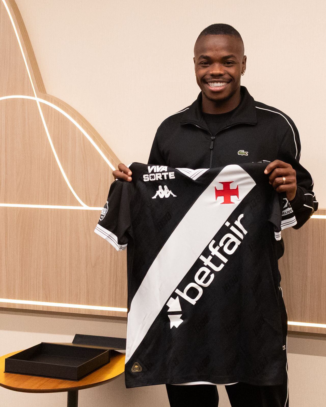 Carlos Andrés Gómez ya posó con la camiseta del Vasco da Gama- crédito @VascodaGama/X