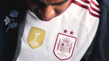 adidas presenta la camiseta de visitante de la selección española de fútbol con las dos estrellas