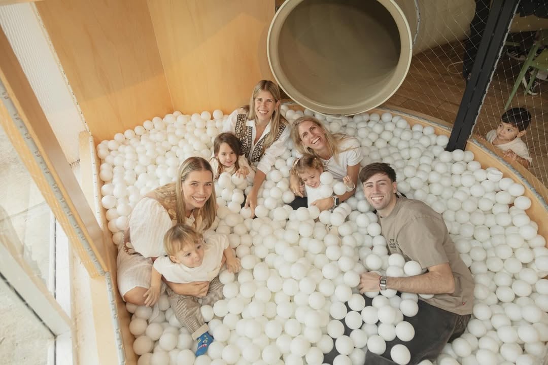 Las imágenes compartidas en redes sociales mostraron a Beltrán junto a sus padres frente a la torta en un entorno decorado y alegre