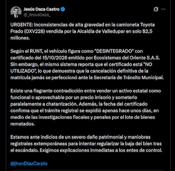 Captura de pantalla de una publicación con texto y una imagen de una camioneta blanca frente al edificio de la Alcaldía de Valledupar