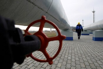 Un trabajador de Gazprom camina