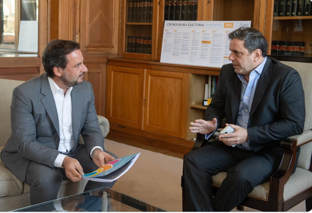 Ariel Sujarchuk con el entonces vicejefe de Gabinete del Interior, el 26 de agosto de 2024