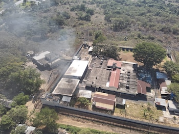 Los reclusos provocaron un incendio y daños a las instalaciones en una de las prisiones donde se desarrolló el motín. /Azteca Guatemala