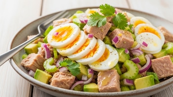 Ensalada de atún, huevo y aguacate: receta fresca que combina proteína y sabor en cada bocado