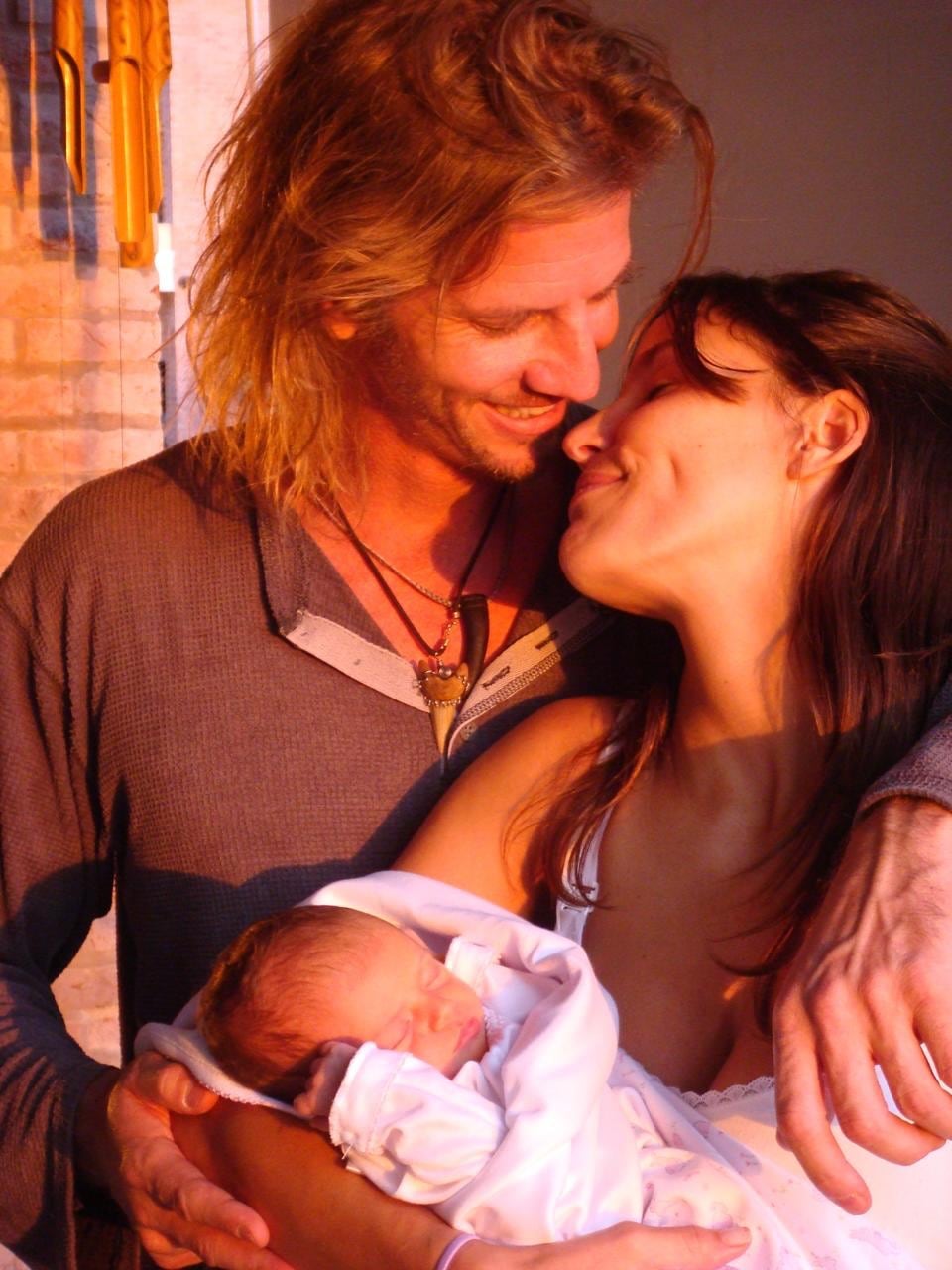 El actor Facundo Arana y su expareja comparten un íntimo y emotivo momento junto a su recién nacida, reflejando su alegría paternal