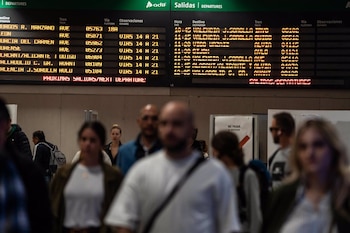 Varias personas con maletas en