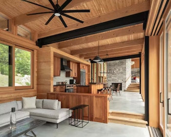 La cabaña de "Heated Rivalry"