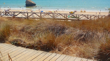 La playa de Andalucía con kilómetros de arena fina, una torre en el mar y el parque nacional más grande de España a sus pies