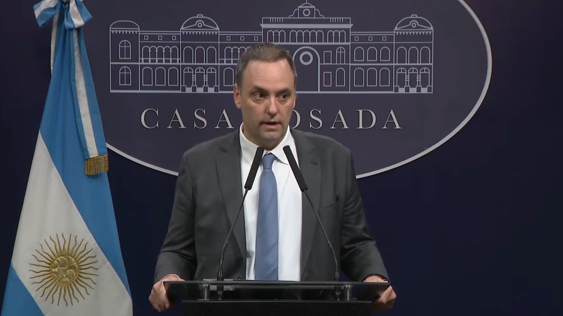 Desde hacía días, circulaba la versión de que Adorni asumiría en la Jefatura de Gabinete, lo que finalmente sucedió