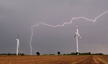ARCHIVO - Los rayos inciden frecuentemente en puntos elevados en el terreno, como en generadores eólicos. Foto: Julian Stratenschulte/dpa