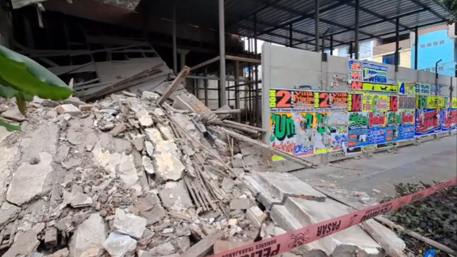 Una pared del colegio histórico Pedro Abel Labarthe en Chiclayo se derrumbó, mostrando los escombros y la infraestructura interna expuesta del edificio. (Captura: Facebook / Político Apolítico ·)