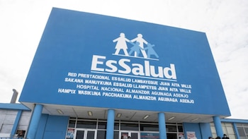 El equipo multidisciplinario realizó una revascularización miocárdica y el implante de una válvula aórtica de última generación, evitando una cirugía a corazón abierto por el alto riesgo - Créditos: Essalud.