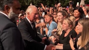 Carlos III saludó a la gente en el Palacio de Buckingham