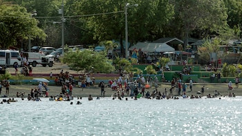 Personas asisten al balneario Laguna