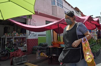 Una mujer camina en un