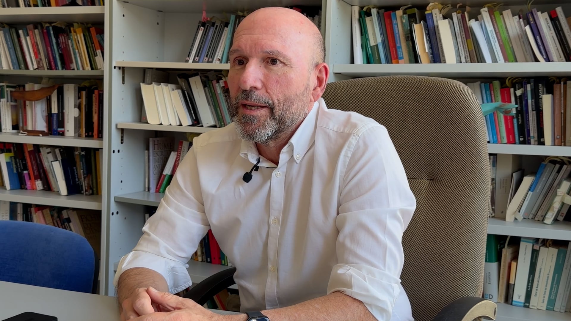 Óscar Vara Crespo en su despacho de la Universidad Autónoma de Madrid. (María Rodríguez)
