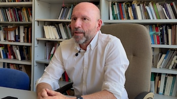 Óscar Vara Crespo en su despacho de la Universidad Autónoma de Madrid. (María Rodríguez)