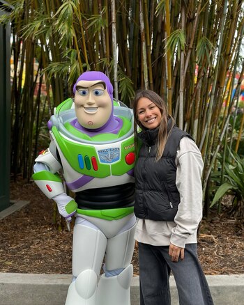 Pampita junto a Buzz Lightyear