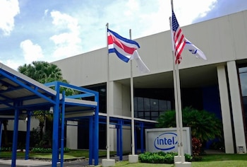 La articulación entre Intel y entidades públicas permite que la tecnología llegue a comunidades vulnerables y fomente la igualdad de oportunidades en educación. Cortesía: INTEL