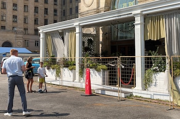 Varias personas junto a la terraza vallada del restaurante Balzi Rossi en Moscú, el 2 de agosto de 2026, un día después de la explosión. (Foto de Tatyana Makeyeva / AFP)