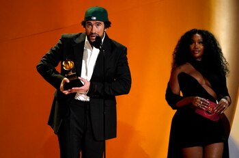 Bad Bunny, izquierda, recibe el