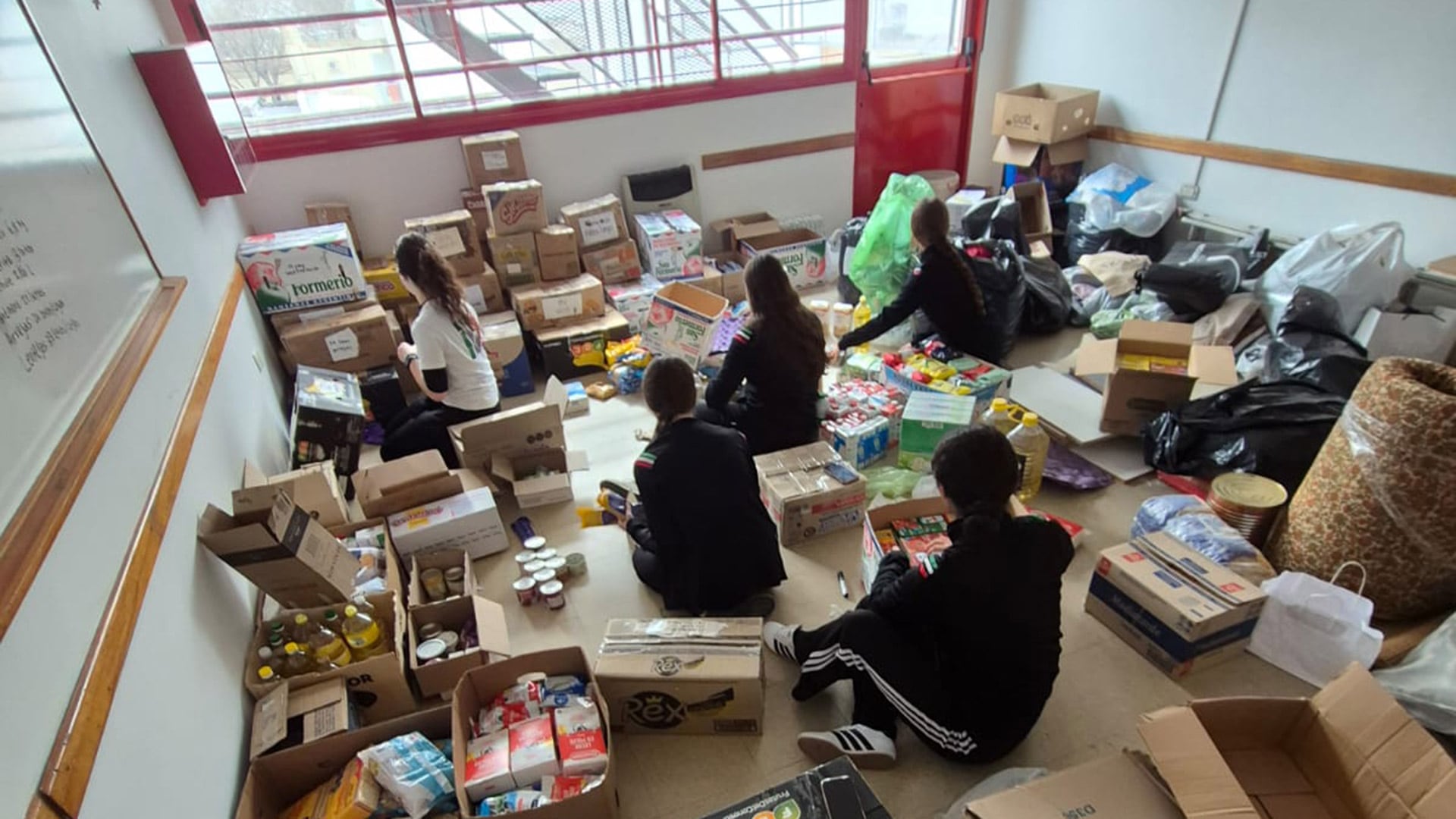 Lo que se lleva a la comunidad de El Brasil está diferenciado entre alimentos y materiales que pueden ser para construcción o material didáctico o tecnológico