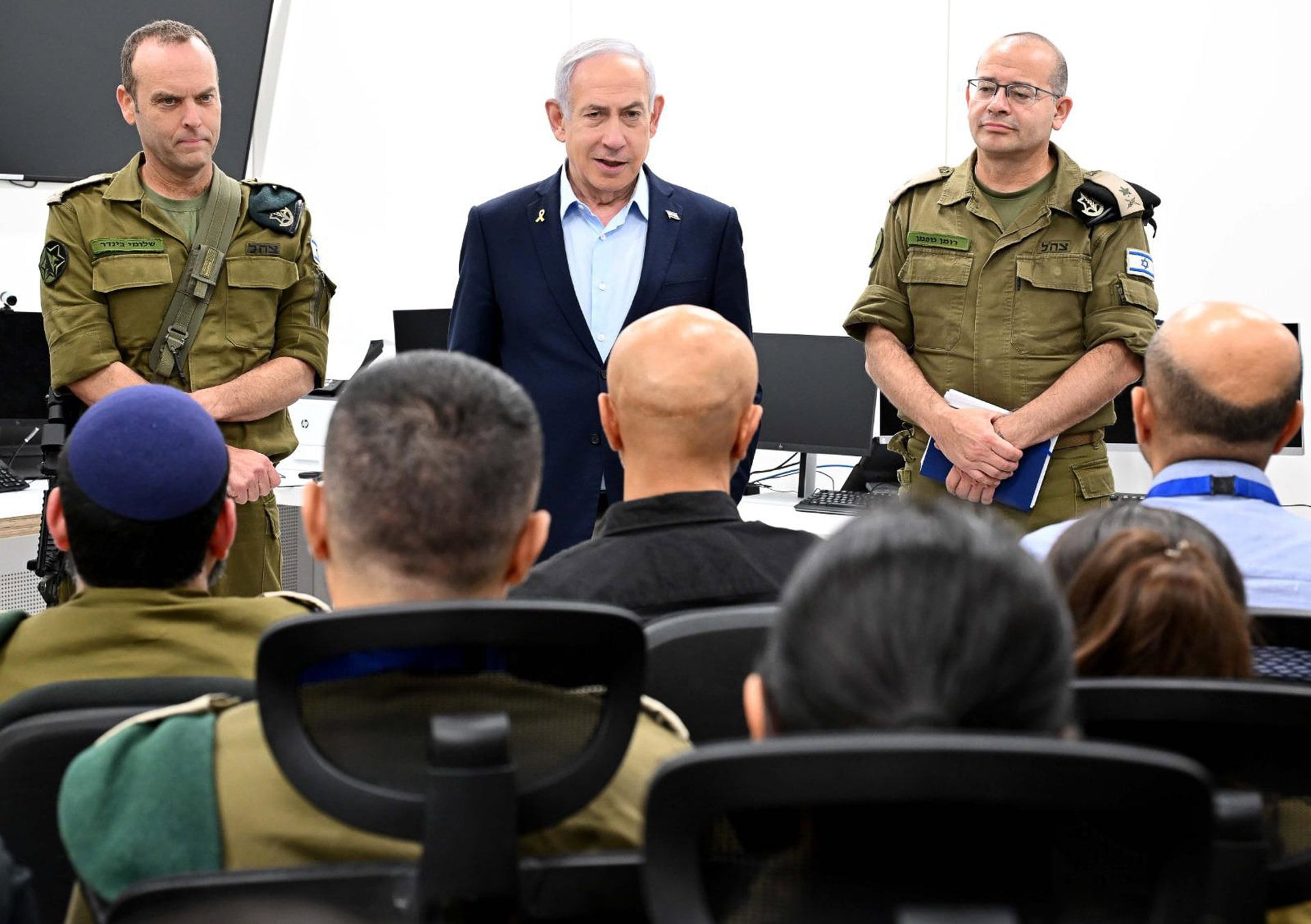 El primer ministro israelí, Benjamin Netanyahu (C), visita una base de inteligencia de las FDI junto a su secretario militar, el general de división Roman Gofman (D), y el jefe de la inteligencia de las FDI, el general de división Shlomi Binder (I).
Europa Press/Contacto/Avi Ohayon/Oficina de Correos de IsraelEuropa Press/Contacto/Avi Ohayon/Israel Gpo