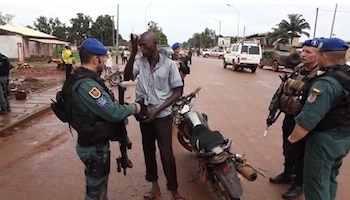 19/10/2026 La Guardia Civil consolida con 578 agentes su peso en Eurogendfor, la gendarmería europea desplegada en Ucrania o Gaza.
La Guardia Civil ha consolidado su peso estratégico dentro de Eurogendford al desplegar 579 efectivos dentro de la Fuerza de Gendarmería Europea, creada hace 19 años, y que se ha desplegado en misiones en Ucrania o el paso fronterizo de Rafah en la Franja de Gaza, lo que sitúa al instituto armado como el segundo contribuyente histórico por detrás de la gendarmería francesa.
ESPAÑA EUROPA MADRID POLÍTICA
GUARDIA CIVIL
