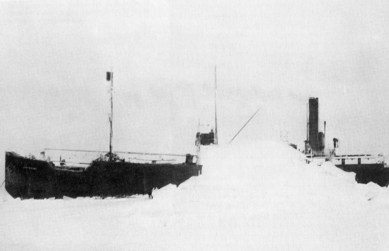 El Baychimo, conocido como el barco fantasma del Ártico, desapareció en 1931 y fue avistado intacto durante décadas en Alaska (Wikimedia)